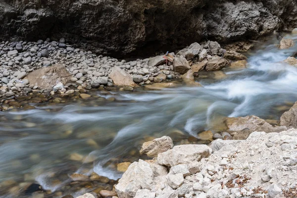 Швидкий Хід Гірської Чистої Річки — стокове фото