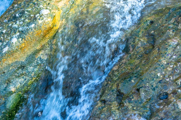 Der Fluss Fließt Den Steinen Entlang — Stockfoto
