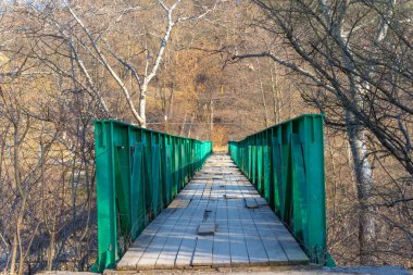 Güneşli bir günde nehir üzerinde köprü