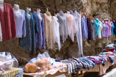 Yün ürünleri satılık.