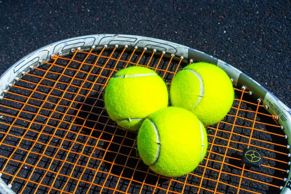 Tenis Topları Tenis Raketinin Üzerinde Yatıyor — Stok fotoğraf