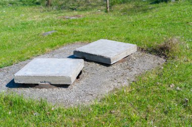 Kapağı kapatan beton levhalar.