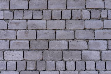 Arkaplan olarak beton bloklardan oluşan duvar