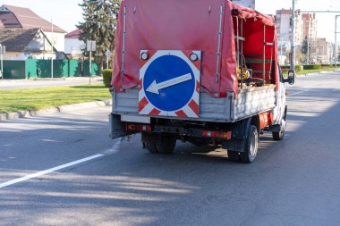 Beyaz renkli bir yol işareti çiziliyor