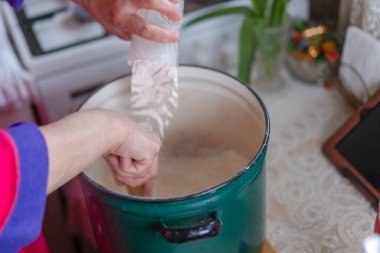 Hamur dövmek için un ekle