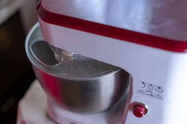 Karıştırıcı hamuru fırına hazırlamak için kamçılıyor..