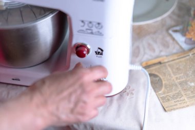 Karıştırıcı hamuru fırına hazırlamak için kamçılıyor..