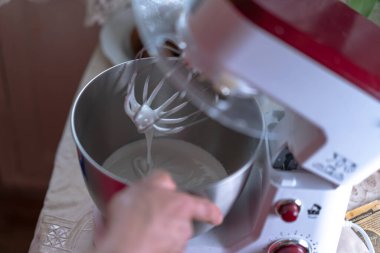 Karıştırıcı kapağı açma düğmesine basılıyor