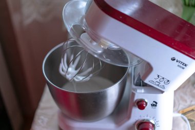 Karıştırıcıda kremayı çırp.