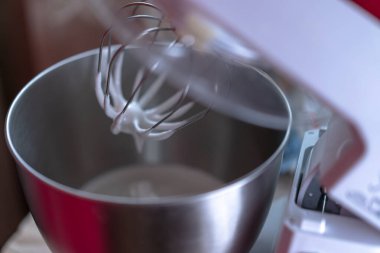 Karıştırıcı kapağı açma düğmesine basılıyor