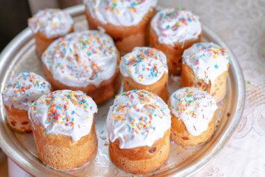 Paskalya için farklı boyutlarda paskalya pastaları.