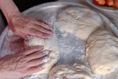 Tepsiye serpiştirilmiş un hamuru