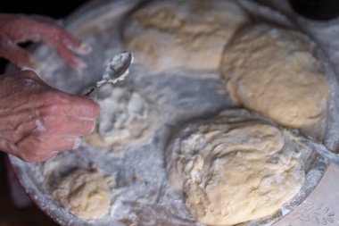 Tepsiye serpiştirilmiş un hamuru