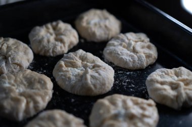 Pişirmek için süzme peynirli çöreklerin hazırlanması