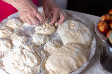 Tepsiye serpiştirilmiş un hamuru