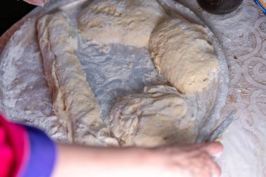 Tepsiye serpiştirilmiş un hamuru