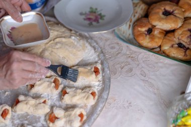 Hamuru pişirmeden önce ekmek için yağlıyorum.