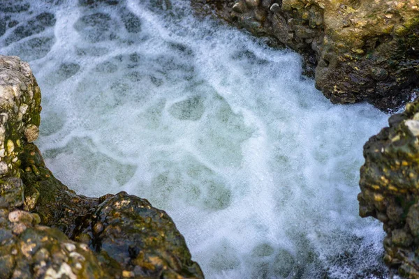 Швидкий Потік Річки Між Скелями — стокове фото