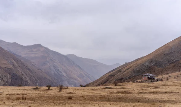 Maison Dans Les Montagnes Contre Ciel — Photo