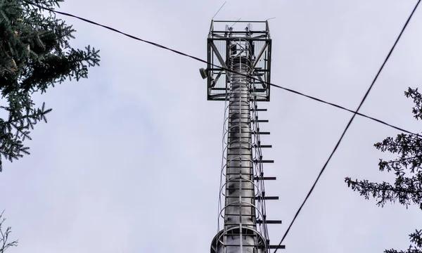 Torre Metal Com Holofotes Montados — Fotografia de Stock
