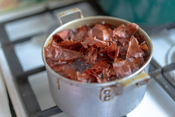 Yumurtaları boyamak için soğan kabuğu kaynatın.