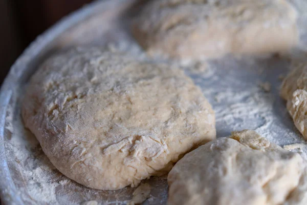 Mehlteig Auf Einem Blech Bestreut — Stockfoto