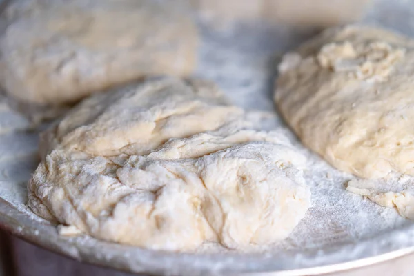 Mehlteig Auf Einem Blech Bestreut — Stockfoto