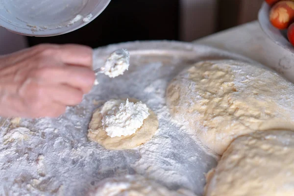 Προετοιμασία Μιας Ζύμης Για Ψήσιμο Γλυκό Buns — Φωτογραφία Αρχείου