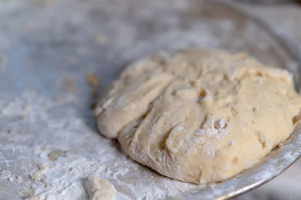 Fertiger Teig Liegt Auf Einem Blech — Stockfoto