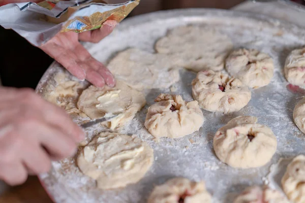 Preparando Uma Massa Para Assar Pães Com Geléia — Fotografia de Stock