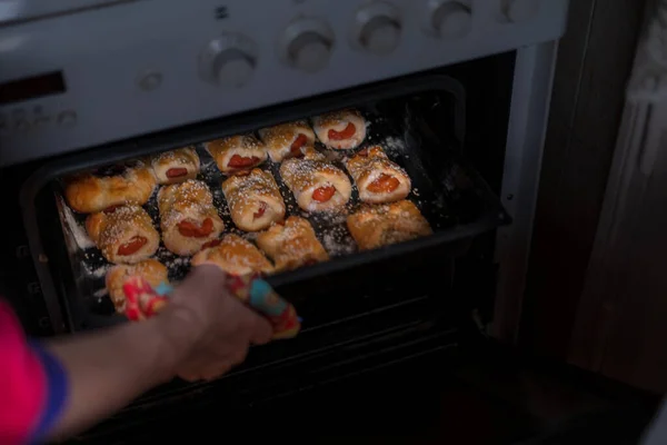 Zoet Gebak Een Bakplaat Uit Oven — Stockfoto