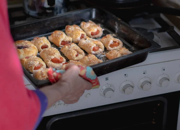 Fırından fırın tepsisi üzerinde tatlı hamur işleri