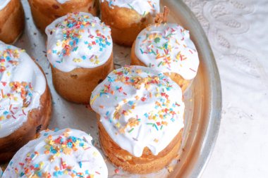 Paskalya için farklı boyutlarda paskalya pastaları.