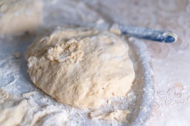 Tepsiye serpiştirilmiş un hamuru