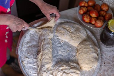 Tepsiye serpiştirilmiş un hamuru