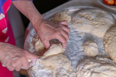 Tepsiye serpiştirilmiş un hamuru