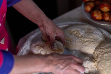Tepsiye serpiştirilmiş un hamuru