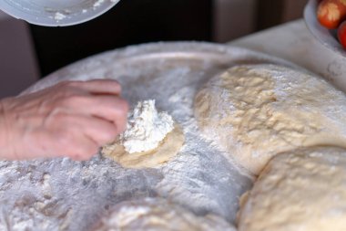 Tatlı Çörek Pişirmek İçin Öksürük Hazırlamak