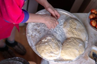 Tatlı çörek pişirmek için tatlı hamur işi