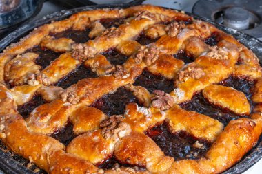 Reçelli ve fındıklı tatlı pasta