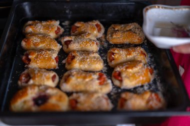 Fırından fırın tepsisi üzerinde tatlı hamur işleri