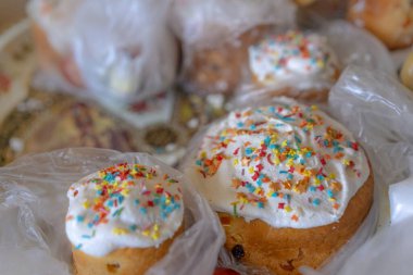 Paskalya pastaları tepside yatıyor.