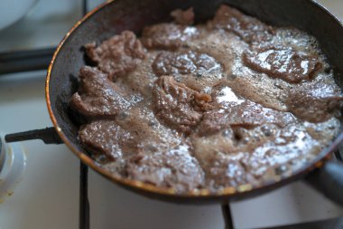 Et ateşte kızardı.