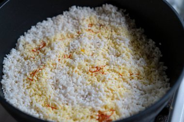 Pirinç ocakta pişiyor.