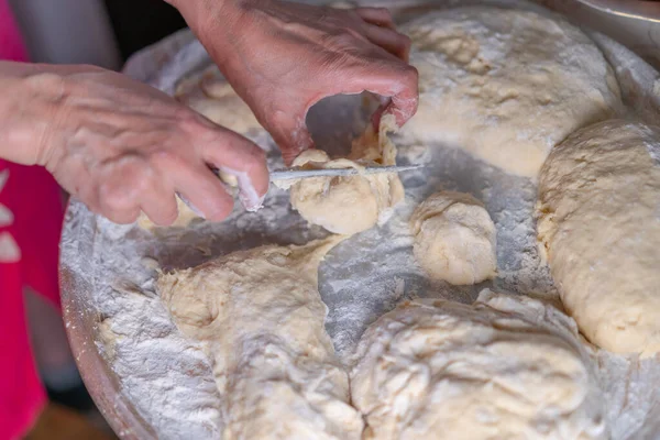 Mehlteig Auf Einem Blech Bestreut — Stockfoto