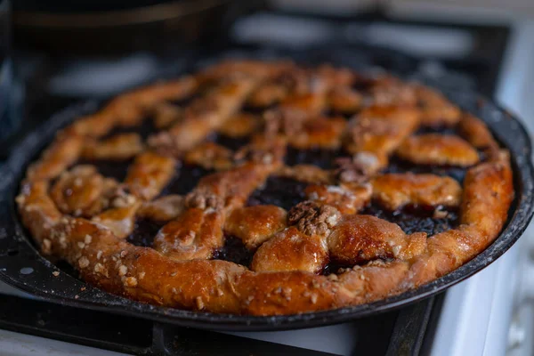 Süßer Kuchen Mit Marmelade Und Nüssen — Stockfoto