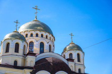 Gökyüzüne karşı kubbeleri olan kilise.