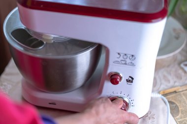 Karıştırıcı hamuru fırına hazırlamak için kamçılıyor..