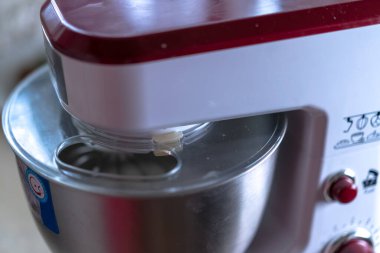 Karıştırıcıda kremayı çırp.