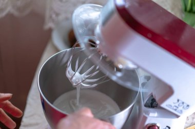 Karıştırıcı kapağı açma düğmesine basılıyor